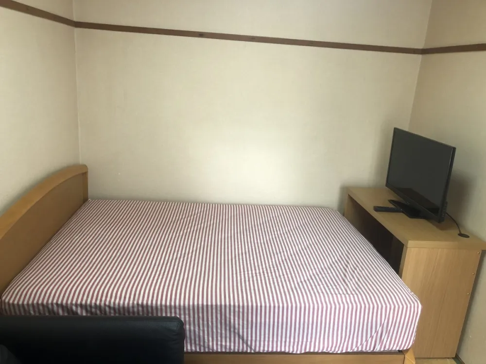 Foreigner friendly accommodation near Namba and Daikokucho station in Osaka Japan/bedroom in apartment in Osaka