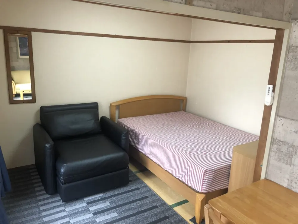 Foreigner friendly accommodation near Namba and Daikokucho station in Osaka Japan/bedroom in apartment in Osaka