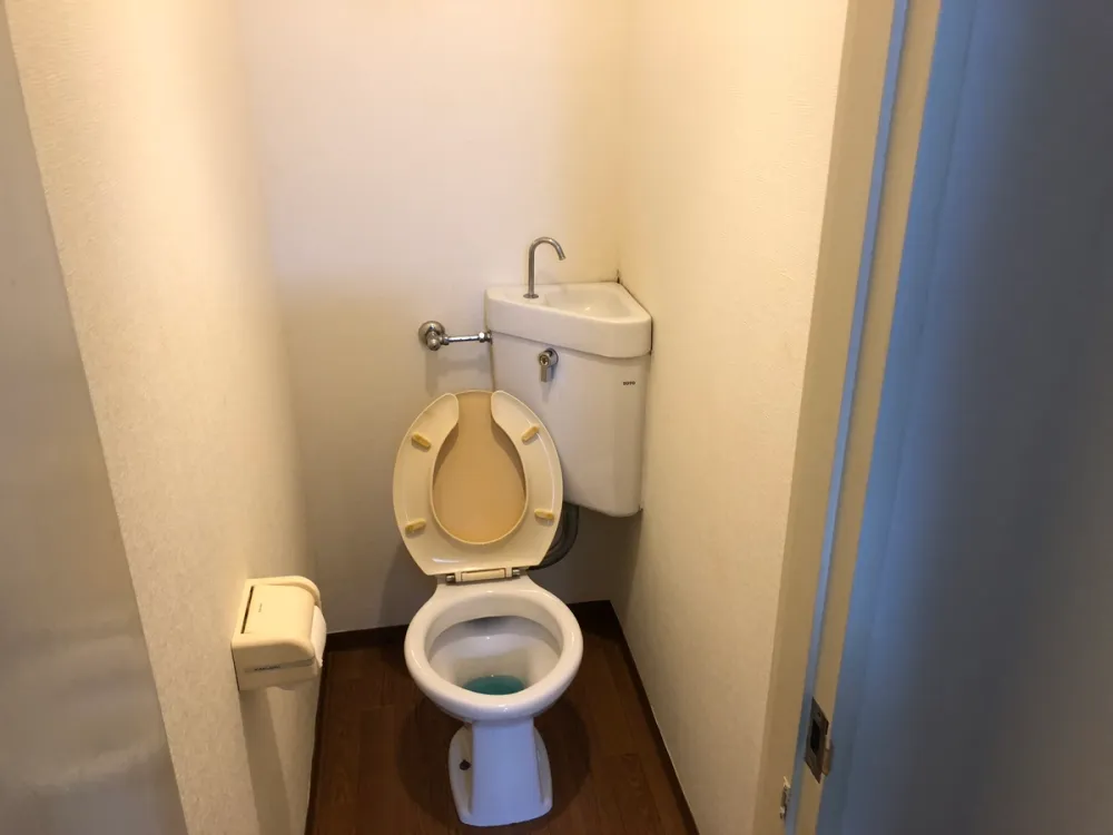 Foreigner friendly accommodation near Juso station in Osaka Japan/ toilet in apartment in Osaka