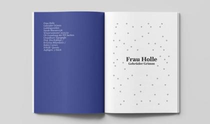 Open book spread: deep blue colophon page facing a serif title 'Frau Holle, Gebrüder Grimm' ringed by asterisks