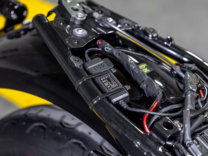 Motorcycle - Waterproof 12V To USB Smart Adaptor - Quad Lock® UK