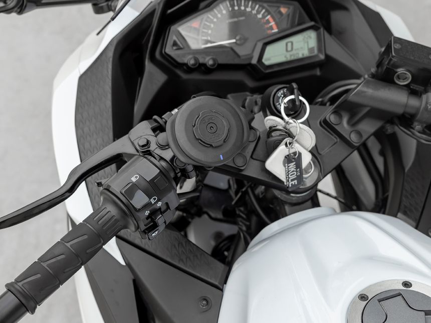 Review: Quad Lock Moto Mount Kit + Motorcycle Wireless Charging Head -  Scenic