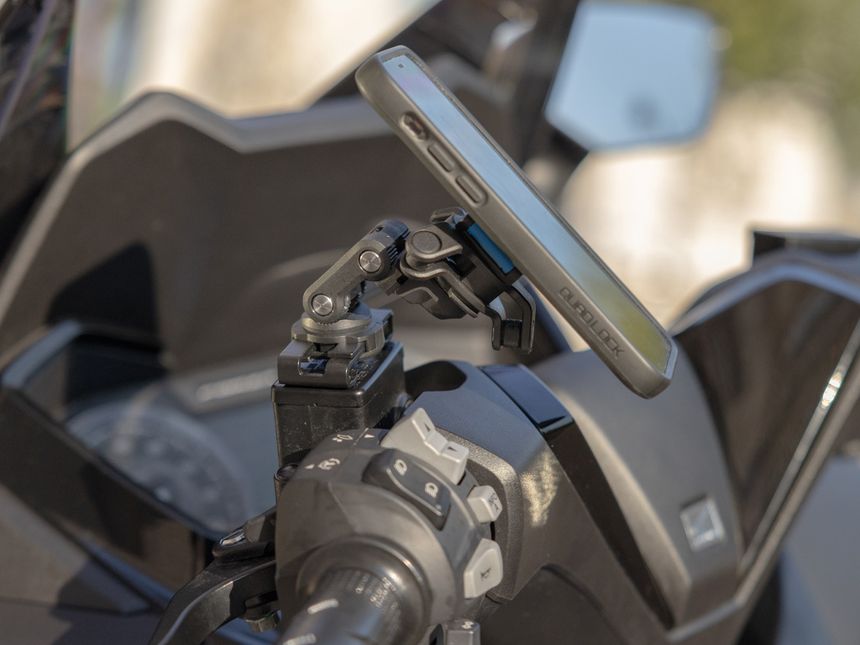 Moto shop 35 - Montage support smartphone Quad Lock sur la