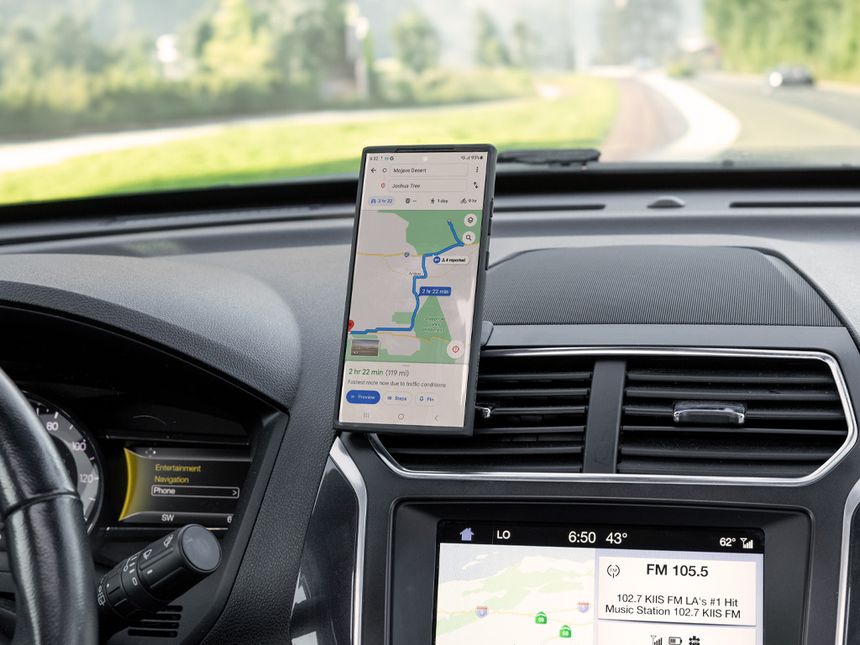 Chargeur de voiture par induction et détection GPS de la voiture