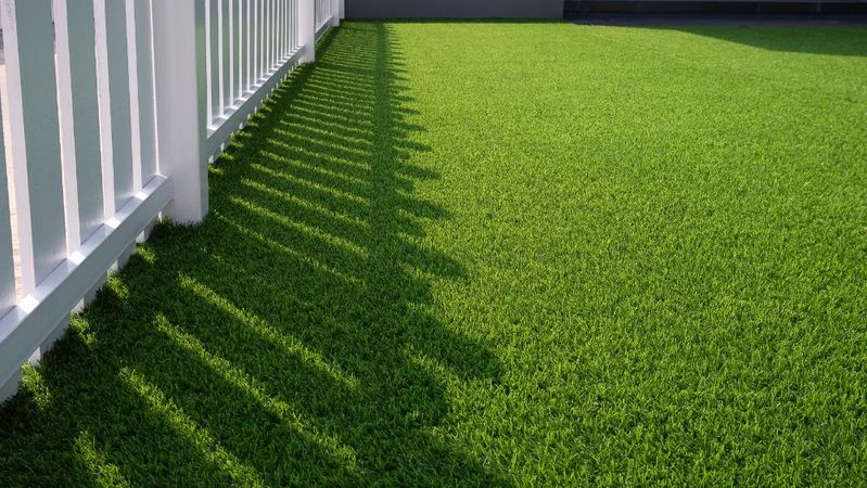 What’s the Difference Between Grass and Turf Lawns?
