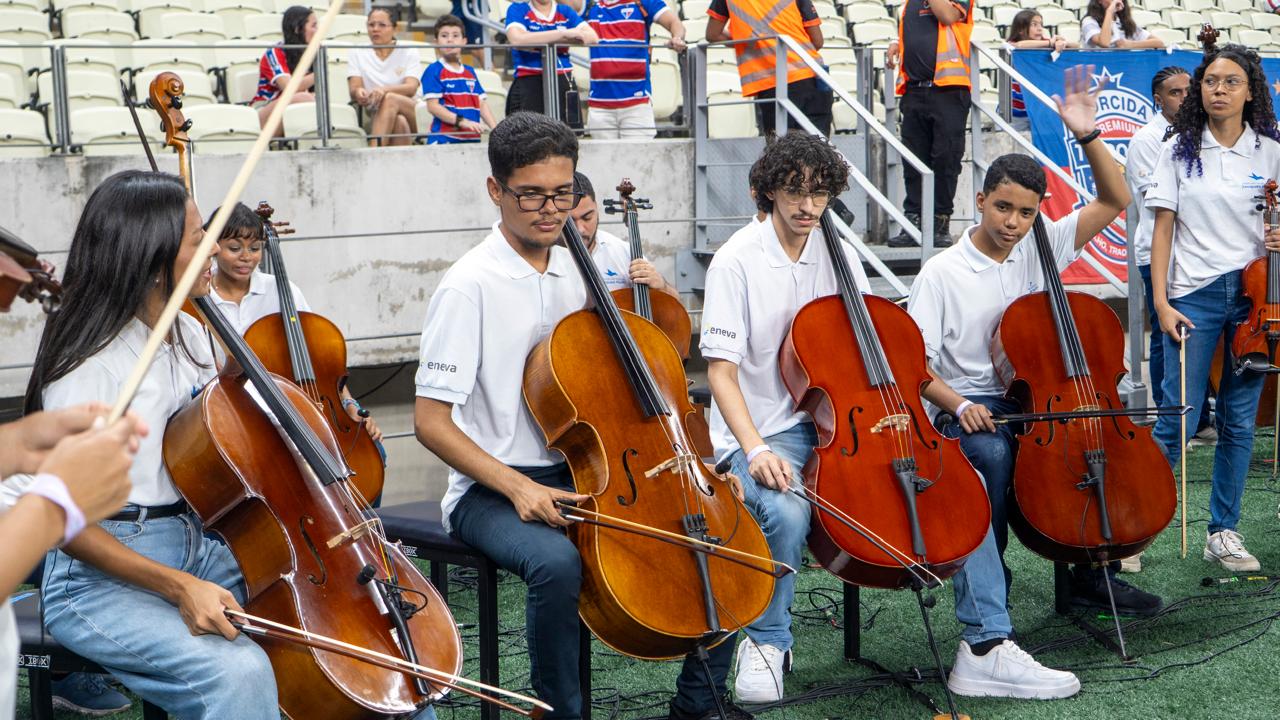 Orquestra em campo de futebol