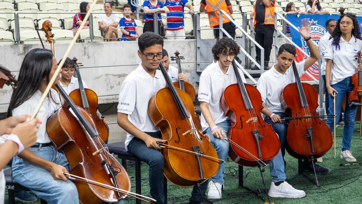 Orquestra em campo de futebol