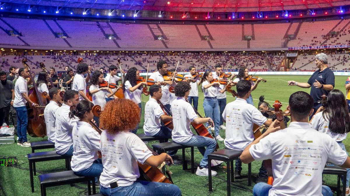 Orquestra em campo de futebol