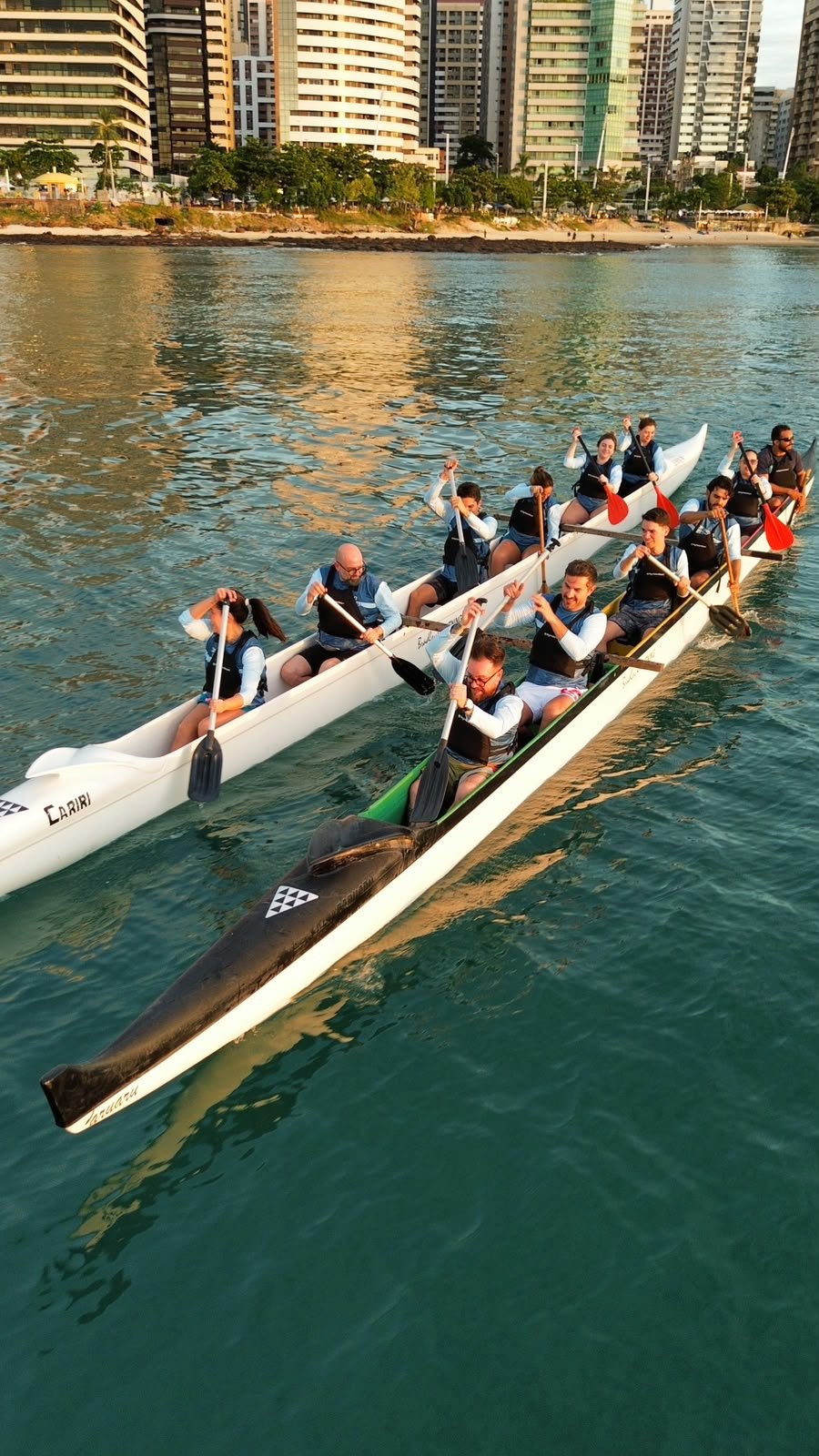 pessoas remando canoa