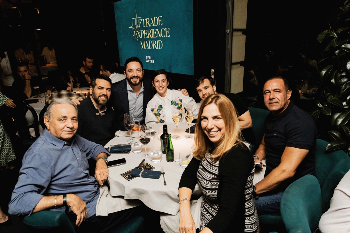 pessoas em volta da mesa