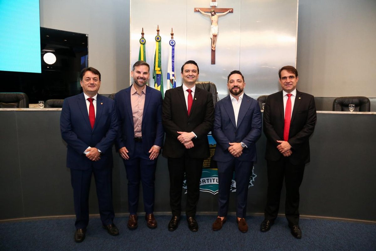 Homens em sessão solene
