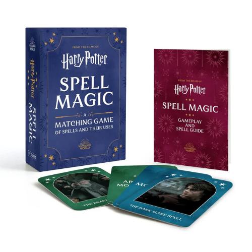 Un juego de mesa de "Harry Potter Spell Magic" con una caja azul, un libro de guía y varias cartas de juego con imágenes de personajes y hechizos.