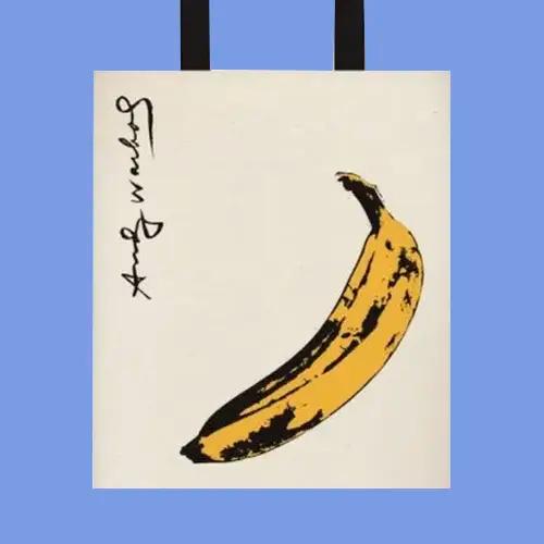 Una bolsa de tela blanca con el icónico dibujo de un plátano de Andy Warhol.
