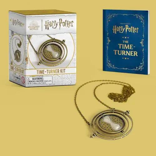 Un kit de giratiempo de Harry Potter, que incluye una réplica del collar del giratiempo y un libro pequeño.