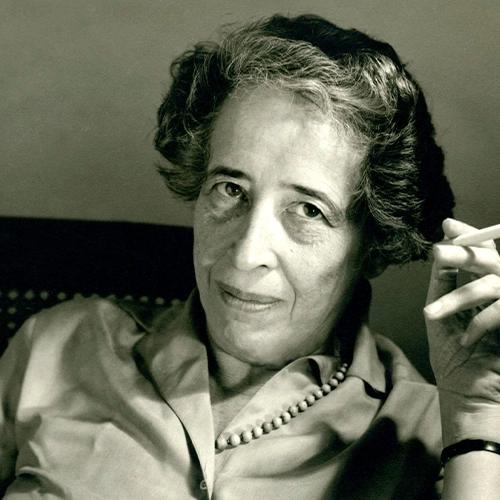 Fotografía de la filósofa Hannah Arendt.