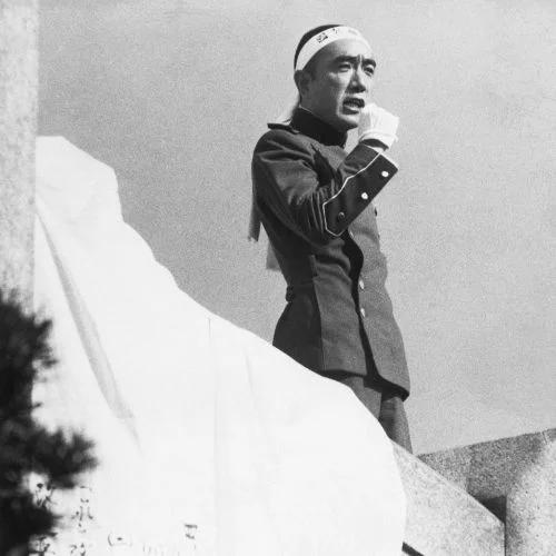 Fotografía del escritor japonés Yukio Mishima momentos antes de suicidarse.