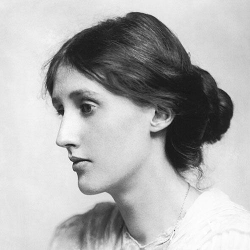 Un retrato en blanco y negro de perfil de Virginia Woolf, mostrando su rostro mirando hacia la izquierda con su cabello recogido.