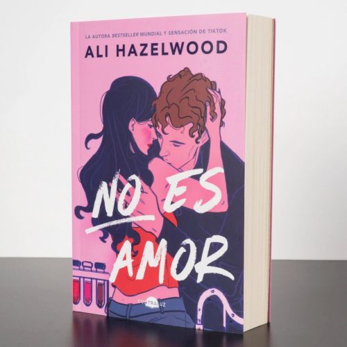 La portada del libro "No es Amor" de Ali Hazelwood.