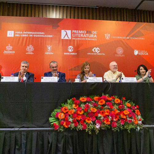 Un primer plano de un panel de discusión durante la Feria del Libro de Guadalajara.