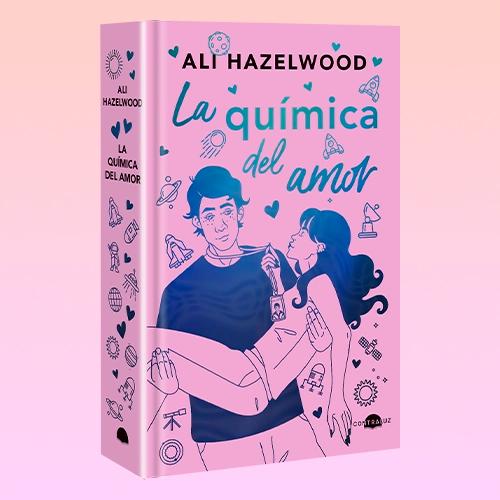 La portada de un libro rosa titulado "La química del amor" de Ali Hazelwood