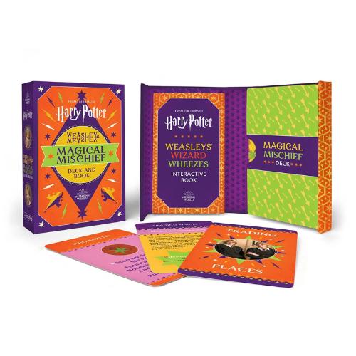 Un set de "Harry Potter Weasleys' Wizard Wheezes Magical Mischief" que incluye una caja, un libro interactivo y varias cartas de juego.