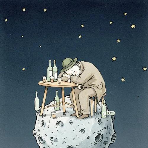 Una ilustración de un bebedor, un hombre con un sombrero inclinado, que se ha quedado dormido sobre una mesa con varias botellas y vasos en un pequeño asteroide.