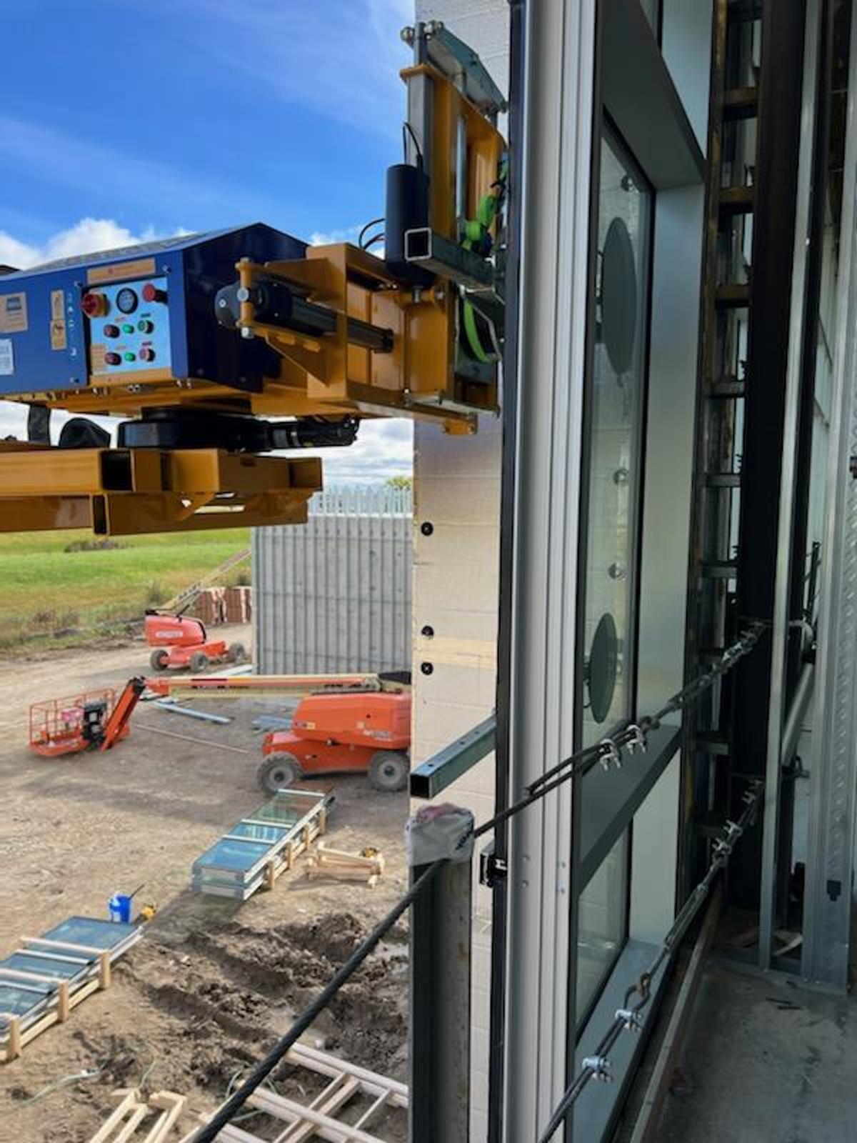 Close-up of a Quattrolifts Omni vacuum lifter head working on site