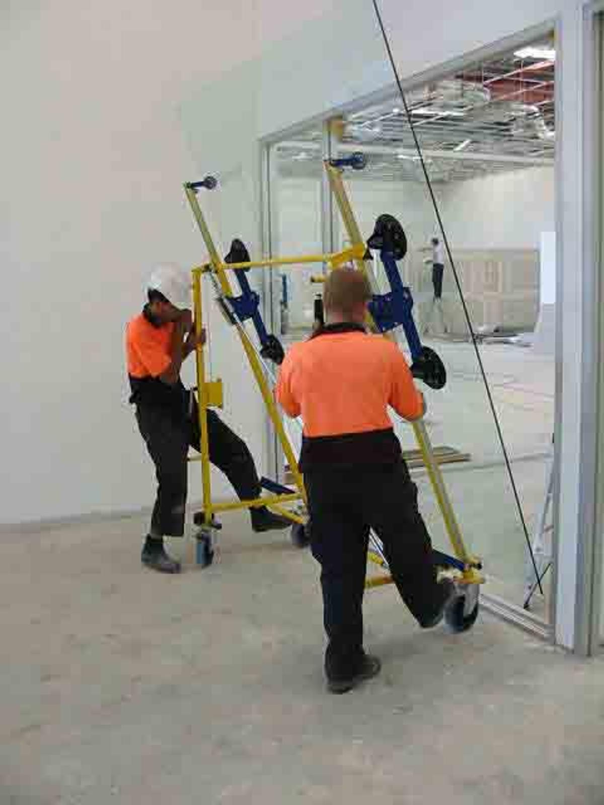 Glaziers can handle 400 kg (880 lbs) glass on-site with ease