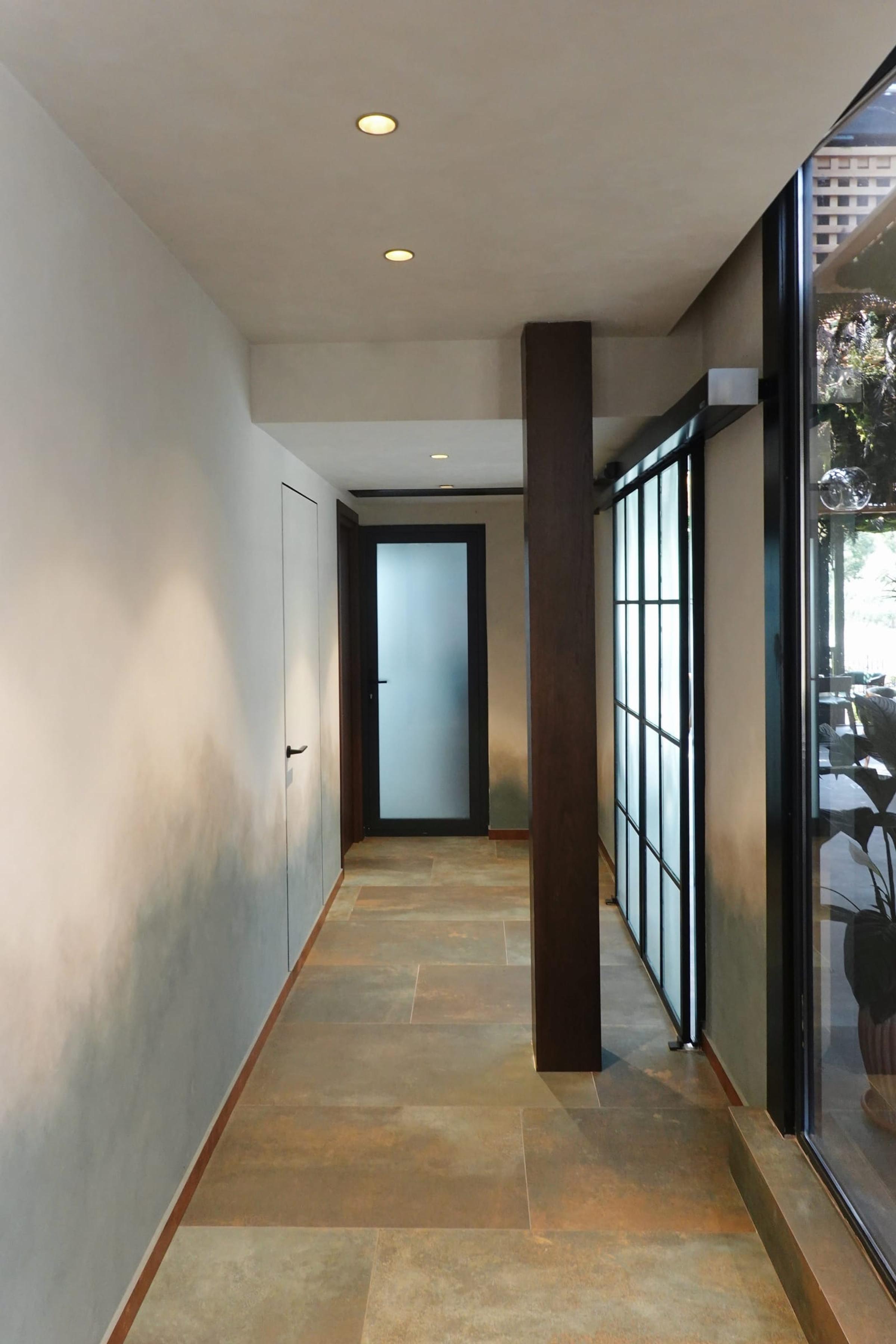 ნათელი დერეფანი ომბრე კედლით