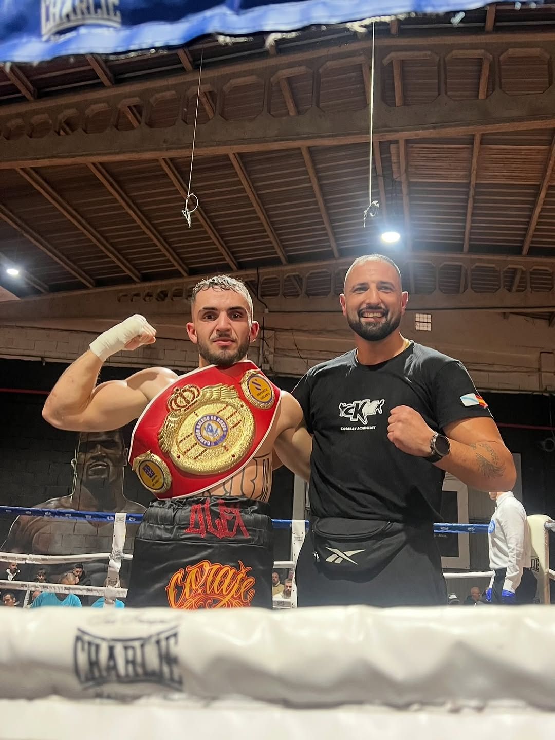 Alex Coraje Castro con el cinturón de campeón gallego, junto a su entrenador en el ring