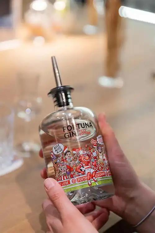 F95 Fortuna Gin Spezial bei einem Tasting bei WeiLa in der Hand gehalten.