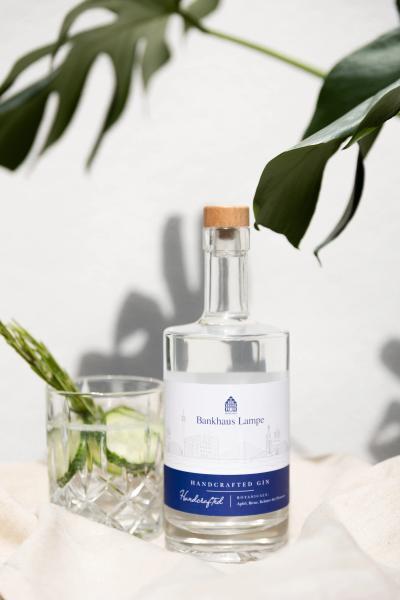 Glas und Flasche von Bankhaus Lampe aus Düsseldorf eigener Gin mit Gurke