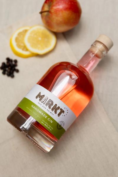 Markt Pink Gin aus Bottrop mit Apfel und Zitrone