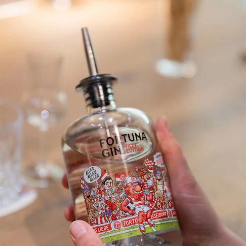 F95 Fortuna Gin Spezial bei einem Tasting bei WeiLa in der Hand gehalten.