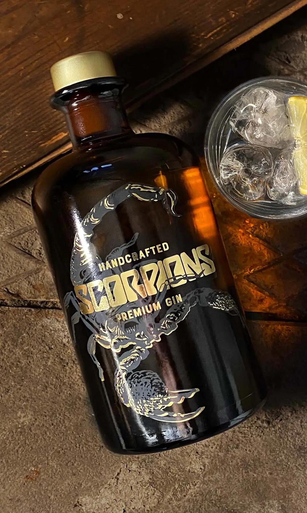 Eigener Gin der Band Scorpions mit goldener Veredelung, Drink mit Zitrone