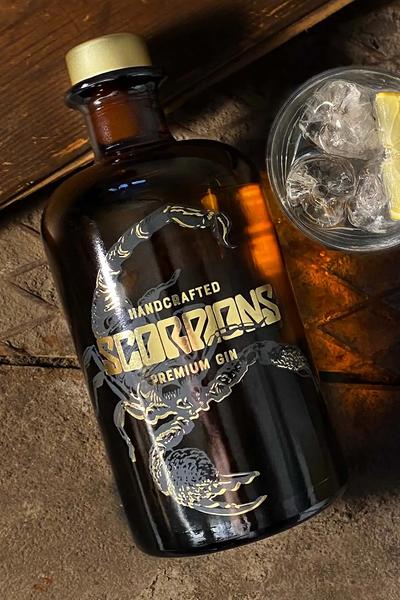 Eigener Gin der Band Scorpions mit goldener Veredelung, Drink mit Zitrone