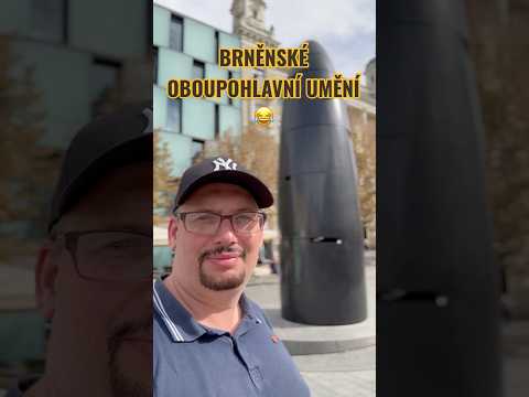 Velké brněnské umění: černý monument a kašna s otvorem s návratem do malé Prahy vás učinit šťastnými