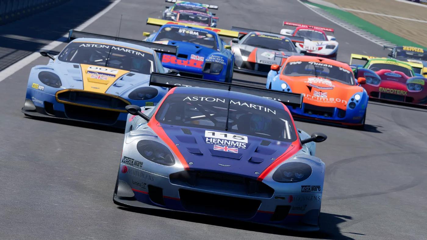 Project Motor Racing dnes vychází a láká na drsnou kariéru i Cross-Play