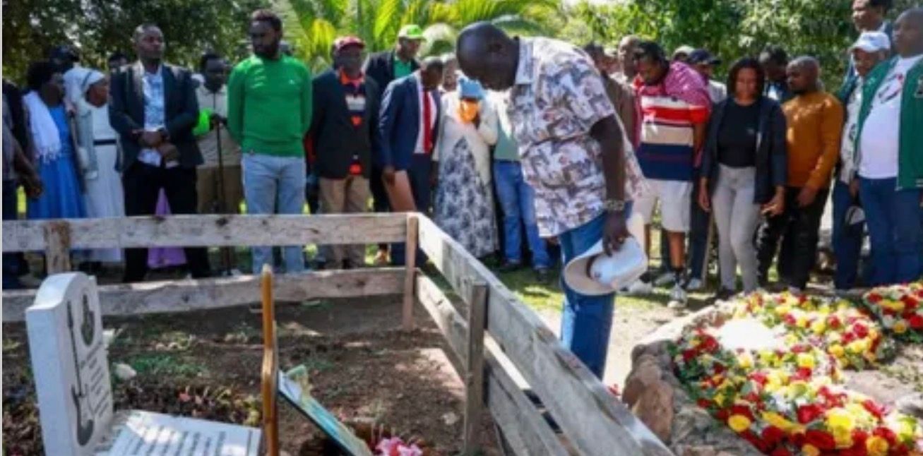 Ex DP Rigathi Gachagua at the graveside of former Emuri