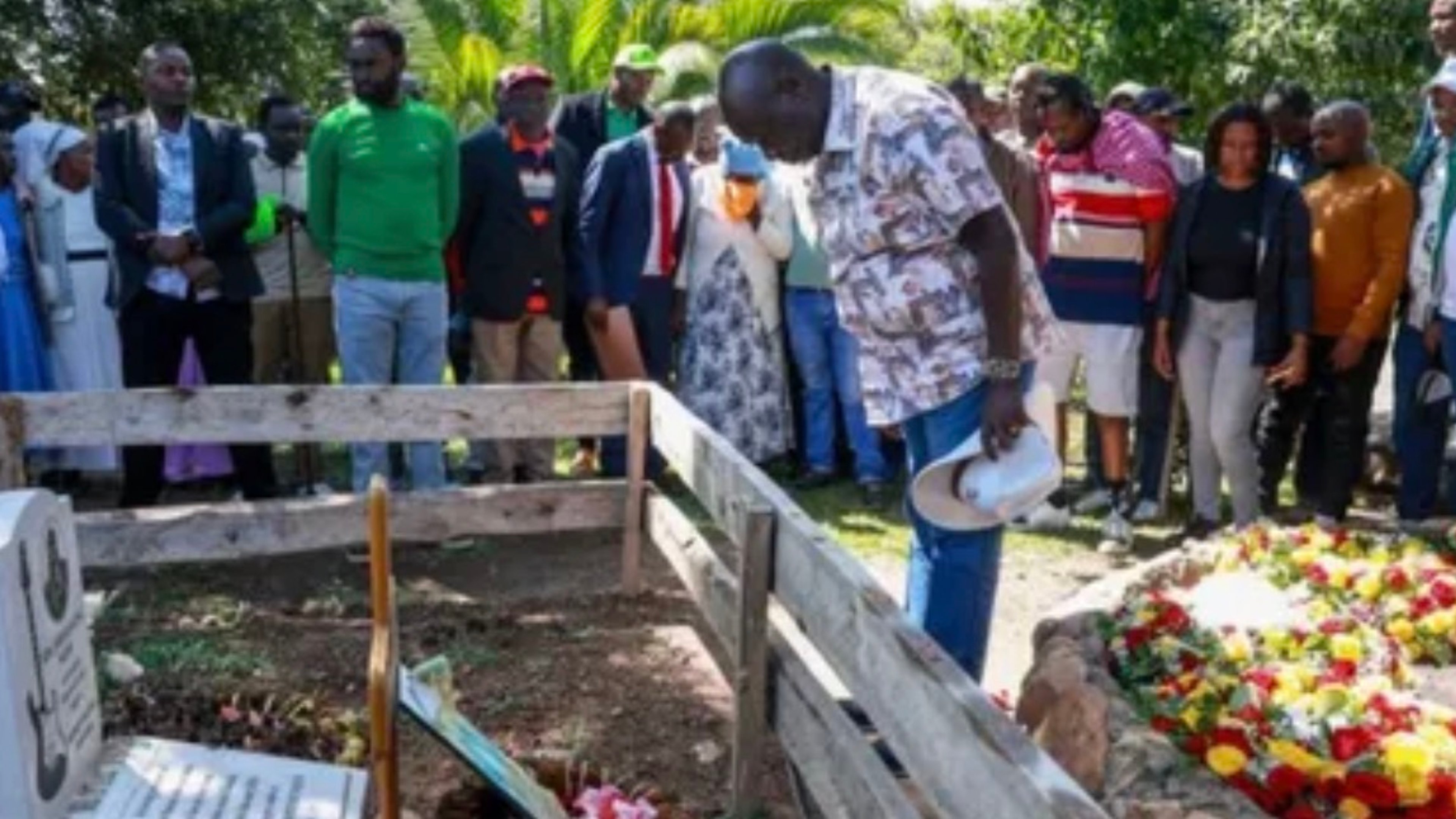 Ex DP Rigathi Gachagua at the graveside of former Emuri