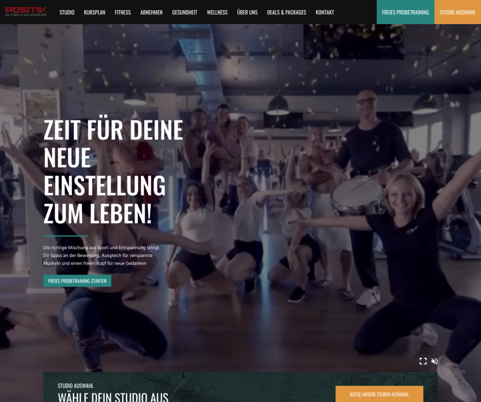 The frontpage of Positive Fitness with a lot of happy people