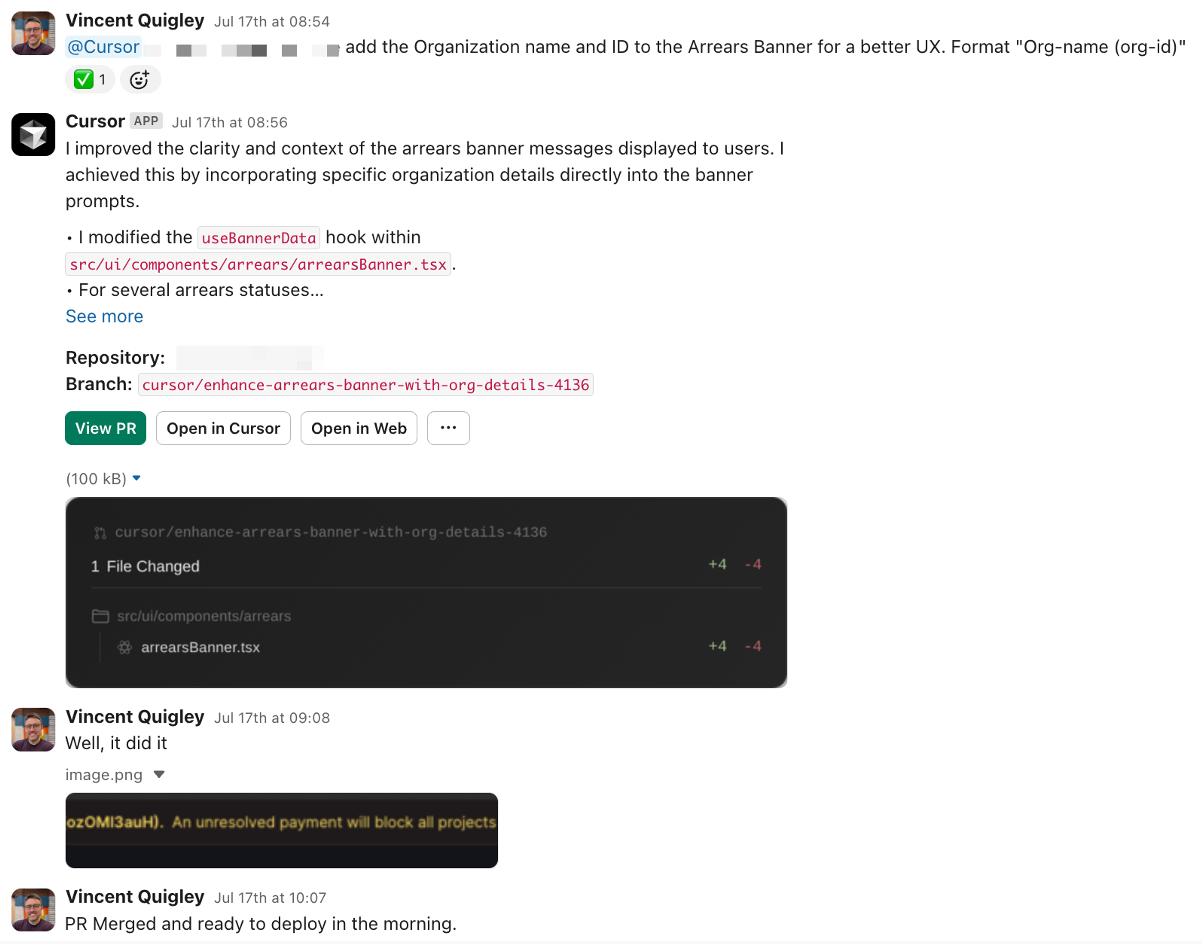 이미지 3: Vincent Quigley가 Arrears Banner에 조직 이름과 ID를 추가하는 PR을 공유한 Slack 스레드. PR은 arrearsBanner.tsx를 수정했고 머지되었으며, Vincent가 배포 준비 완료를 확인. 스크린샷에는 “미해결 결제는 모든 프로젝트를 차단합니다.”라는 업데이트된 배너 메시지가 보임.