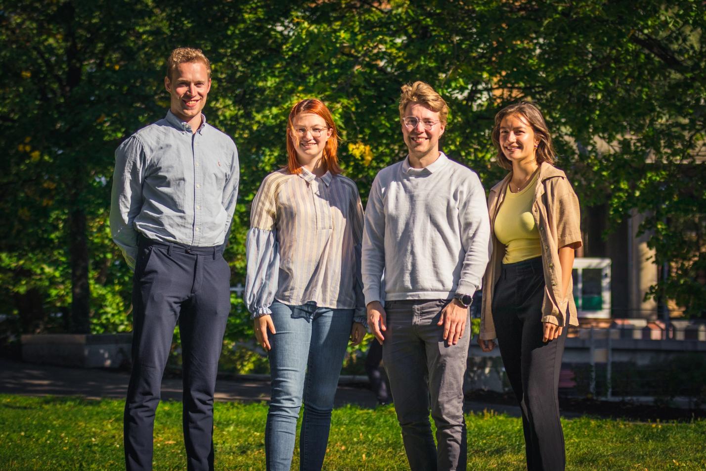 Bilde av årets sommerstudenter. Fra venstre: Sverre Wiedswang, Amalie Henni, Kim Isak Olsen og Anna Jansdatter Bjørgo. Foto: Niklas Johansen.