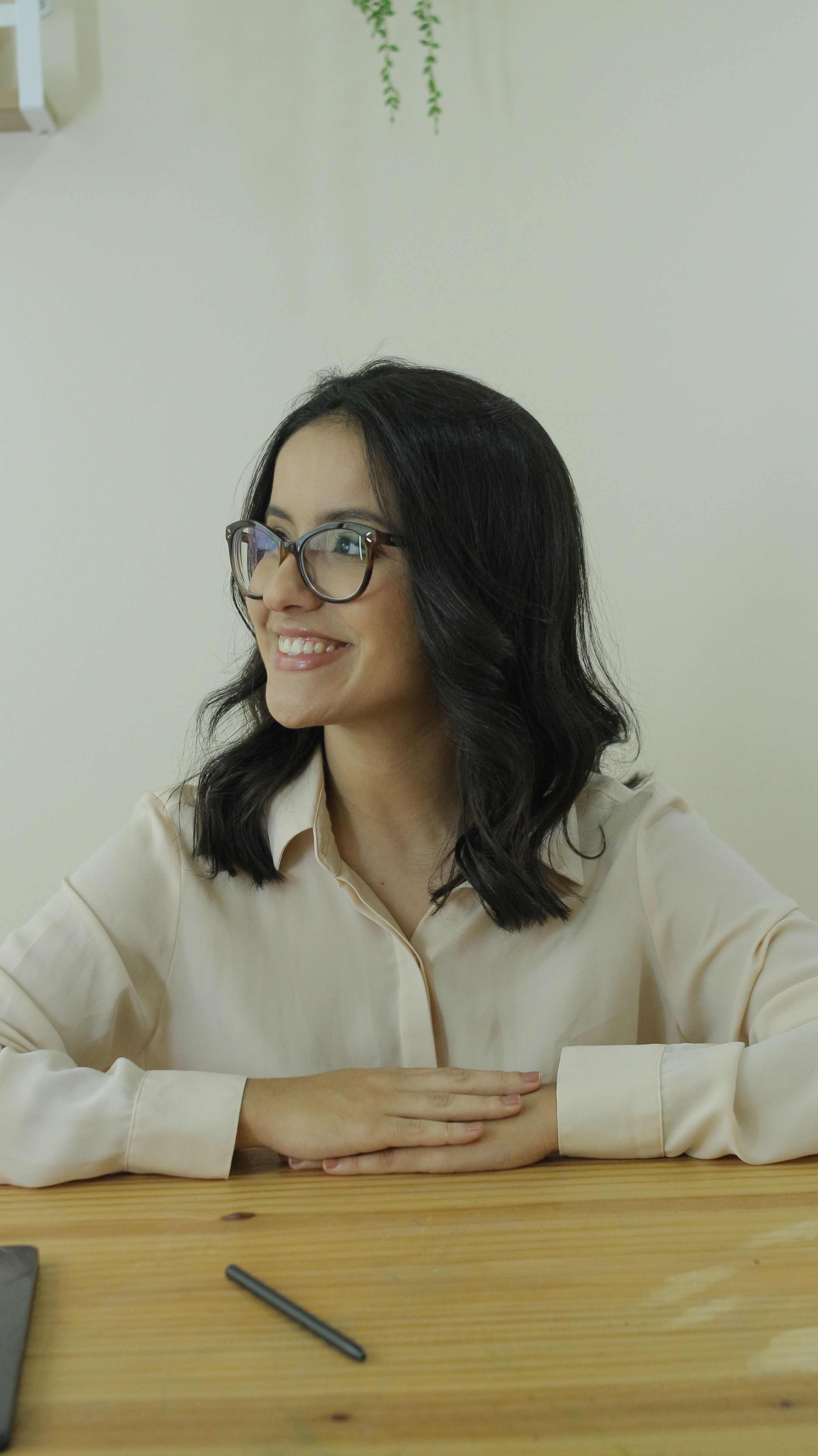 Alessandra Cardoso em ambiente de atendimento psicológico para a página de psicoterapia.