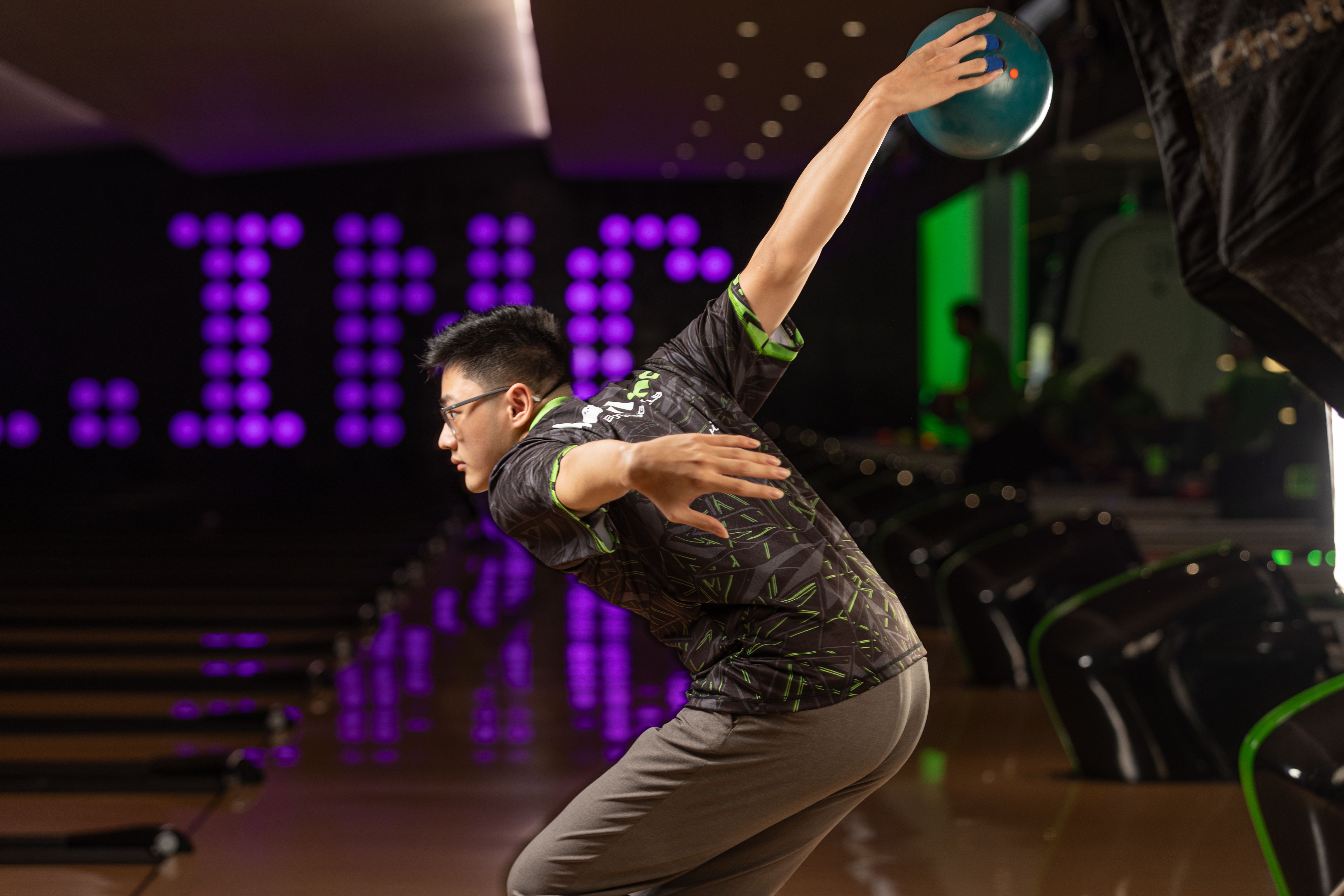 Lajur boling bernuansa cosmic di Bowl.inc