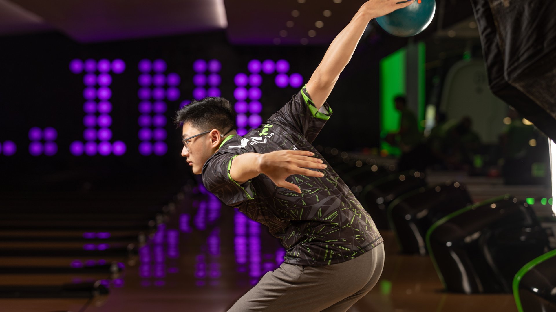 Lajur boling bernuansa cosmic di Bowl.inc