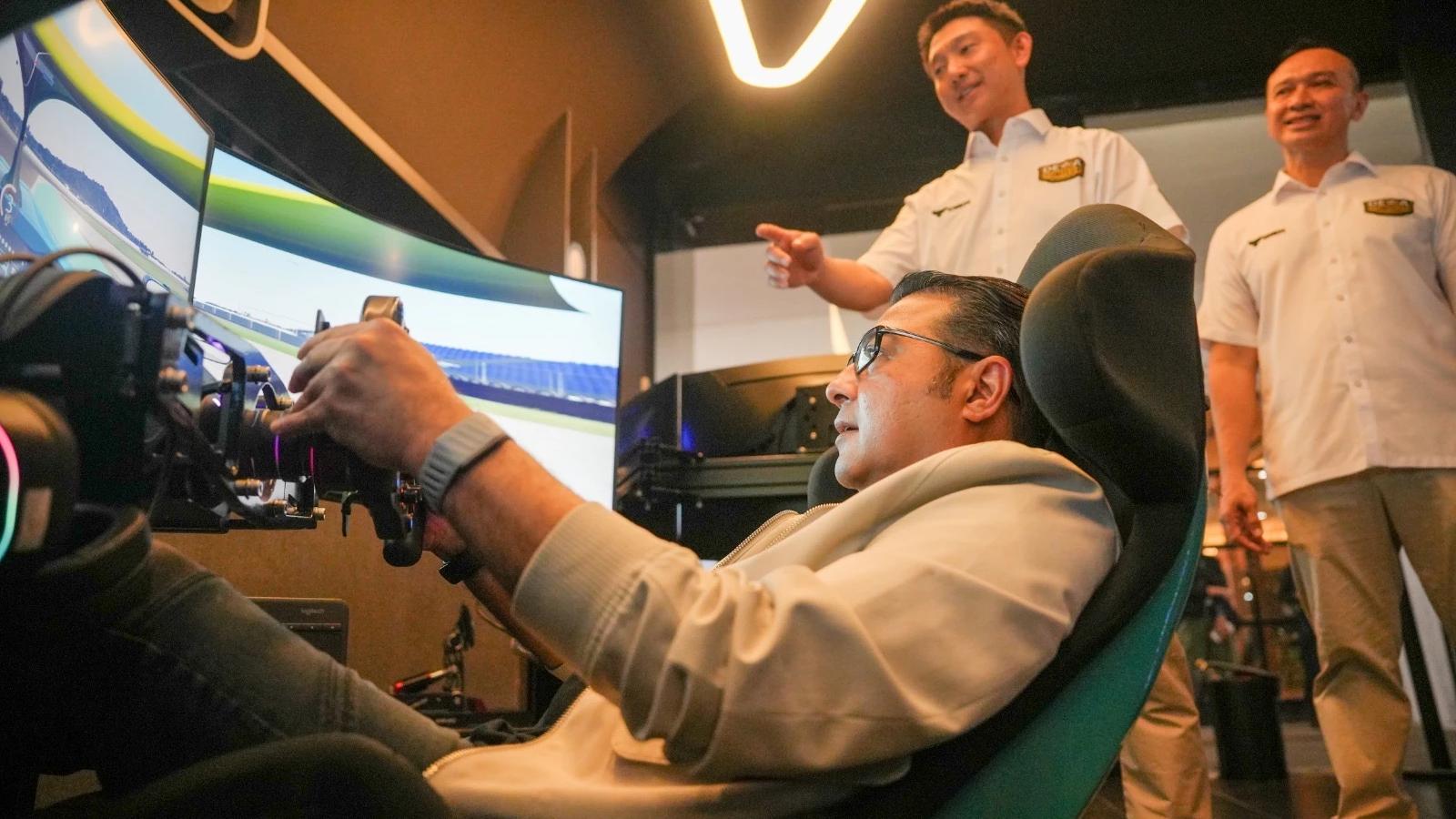 Menteri Ekonomi Kreatif Teuku Riefky Harsya mencoba simulator saat peluncuran Dewa United Motorsports di Entertainment District