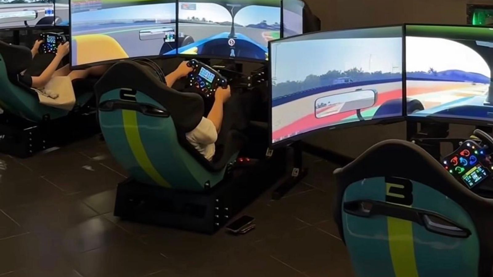 Pengunjung memainkan simulator Race.inc dengan tiga layar di Entertainment District PIK 2