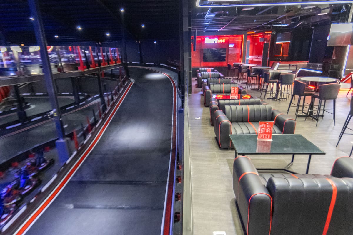 Race lounge menghadap sirkuit