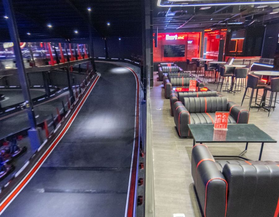 Race lounge menghadap sirkuit